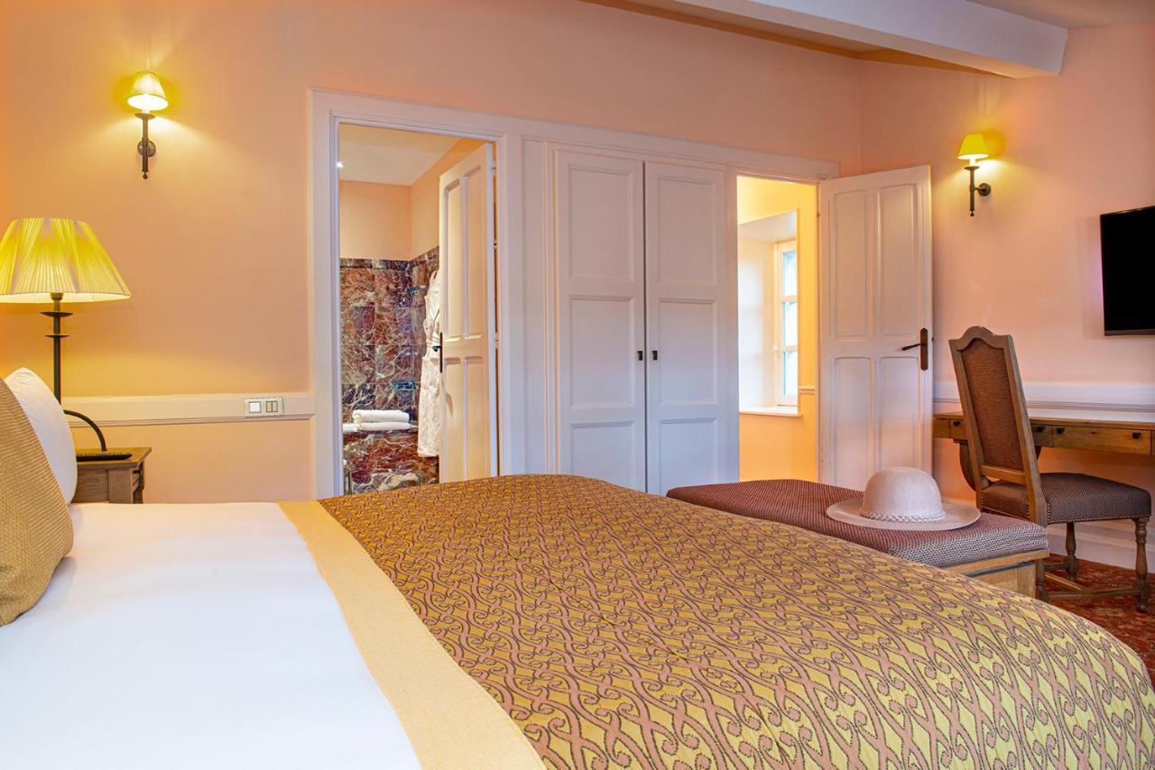 Hotel de la Cité&Spa MGallery Carcassonne Esterno foto A carpet in a bedroom