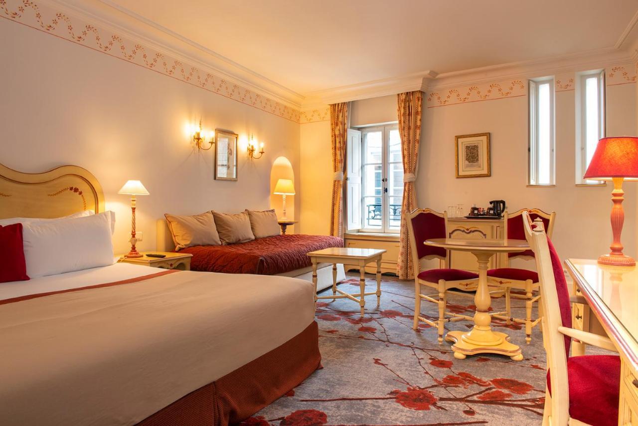 Hotel de la Cité&Spa MGallery Carcassonne Esterno foto A room at the Hotel de Crillon