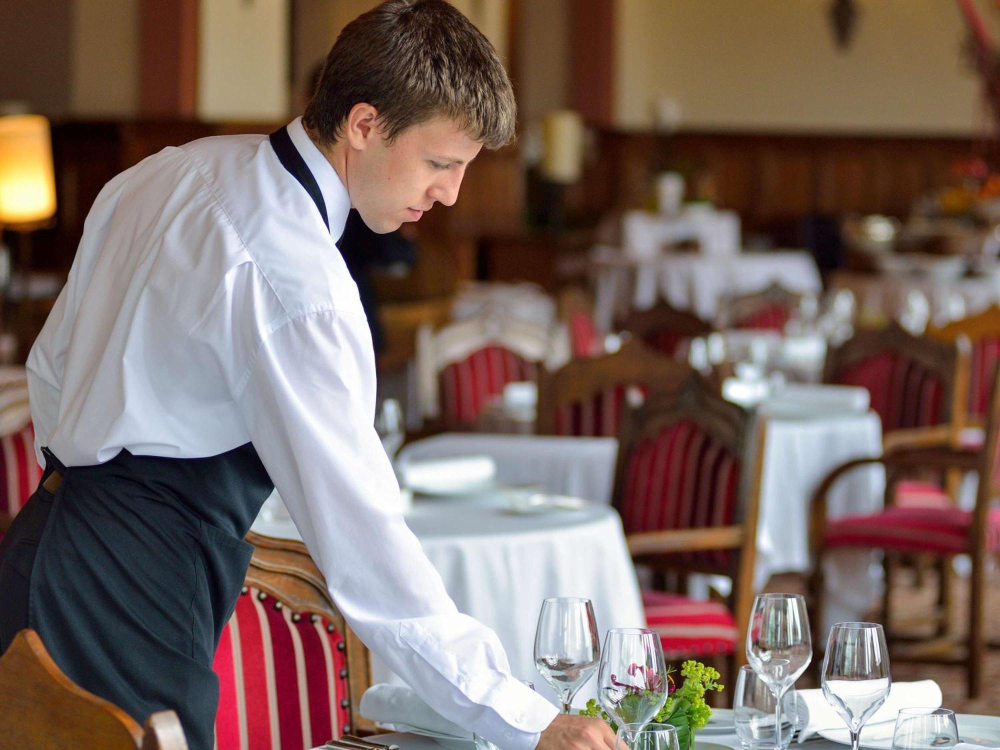 Hotel de la Cité&Spa MGallery Carcassonne Esterno foto A waiter sets a table.