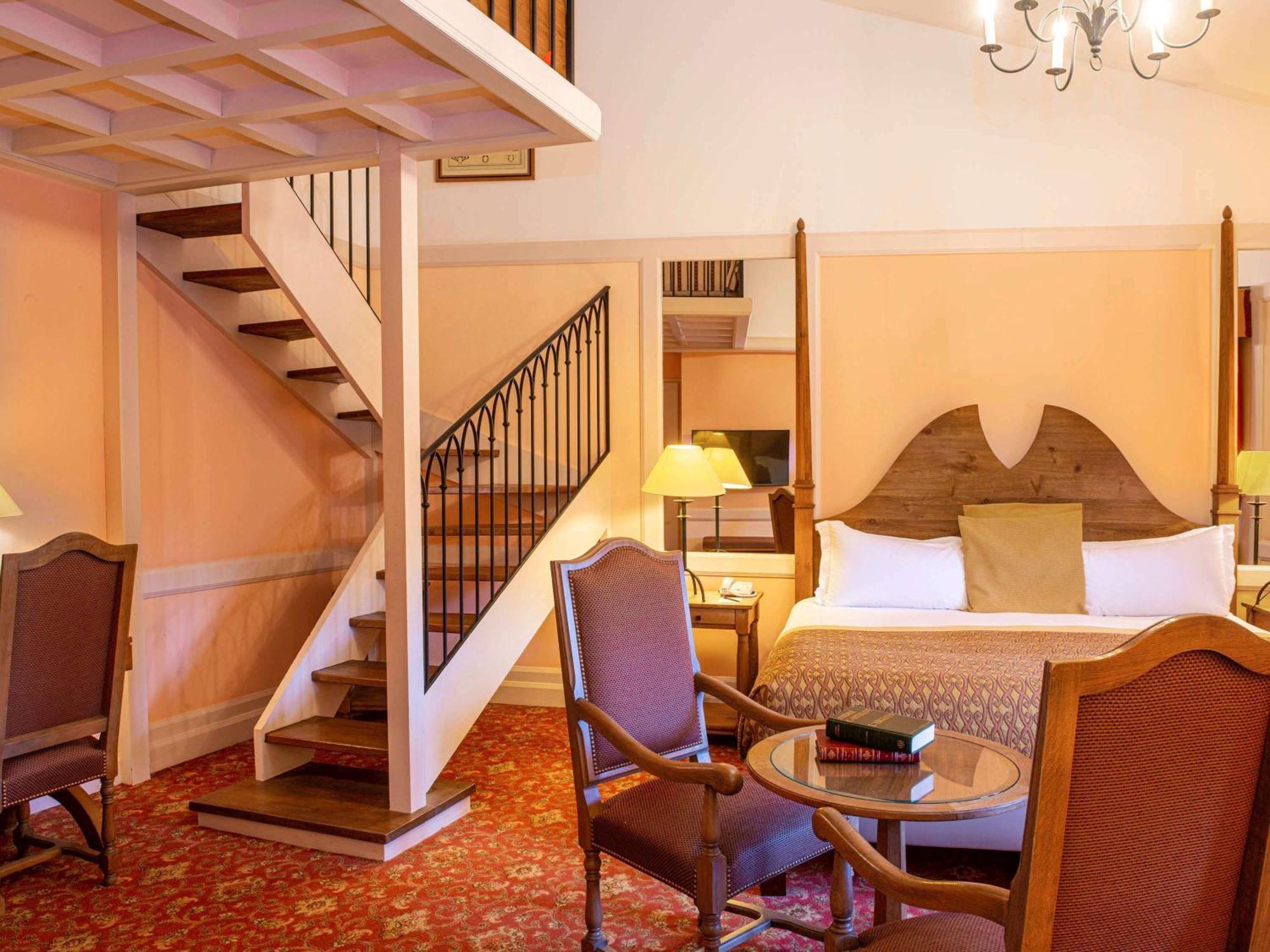 Hotel de la Cité&Spa MGallery Carcassonne Esterno foto A suite at the hotel