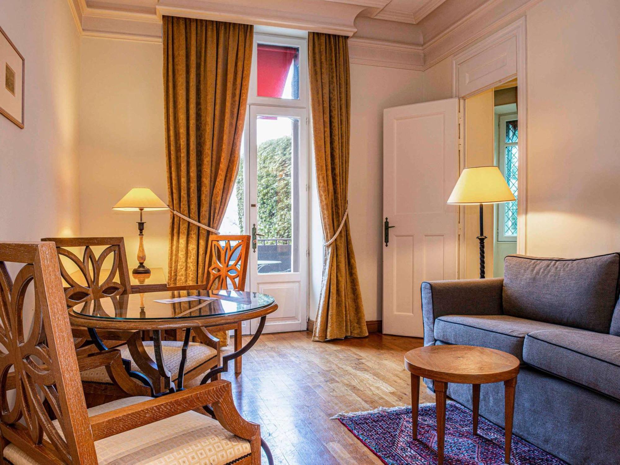 Hotel de la Cité&Spa MGallery Carcassonne Esterno foto A living room in a suite at the Hotel de l'Europe