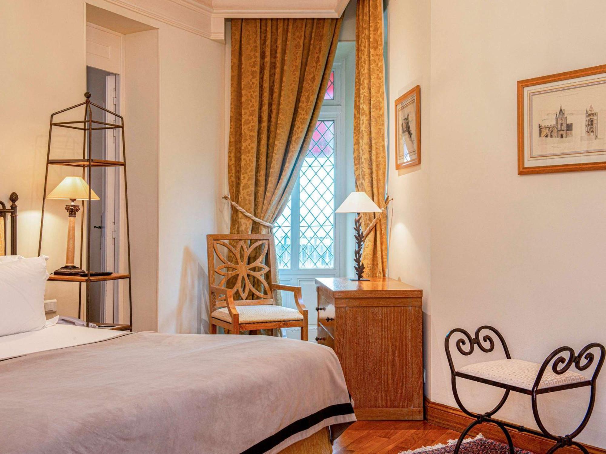 Hotel de la Cité&Spa MGallery Carcassonne Esterno foto A room at the hotel