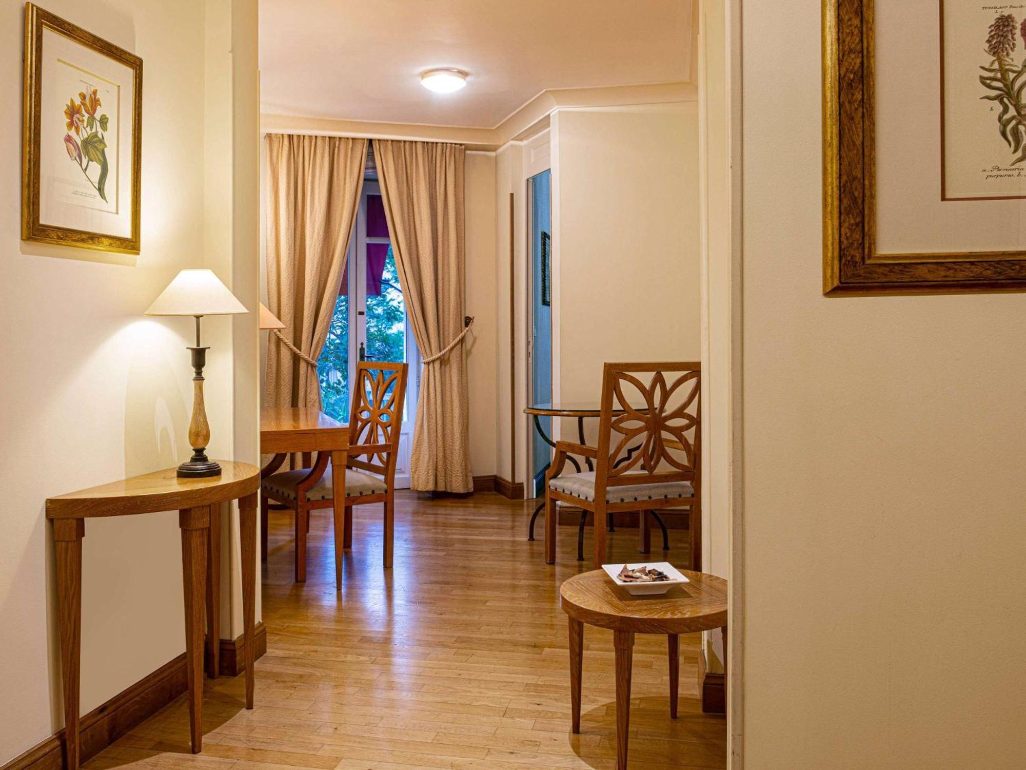 Hotel de la Cité&Spa MGallery Carcassonne Esterno foto A suite at the hotel