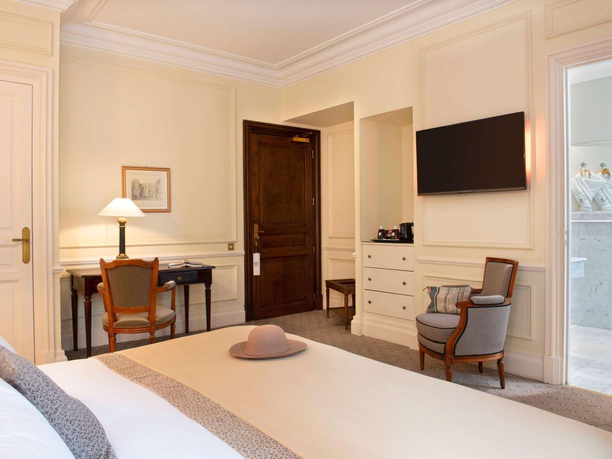 Hotel de la Cité&Spa MGallery Carcassonne Esterno foto A room at the hotel