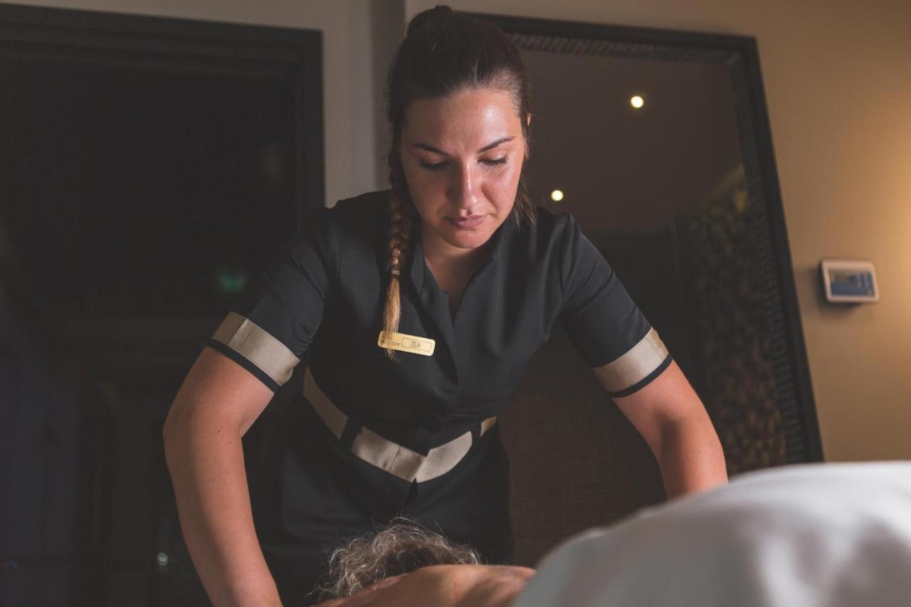 Hotel de la Cité&Spa MGallery Carcassonne Esterno foto A massage therapist at work